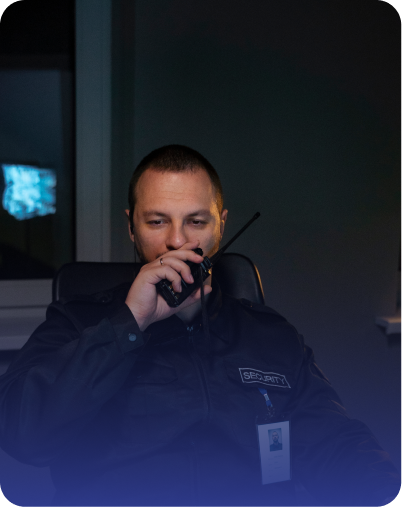 Guardia de seguridad hablando por radio