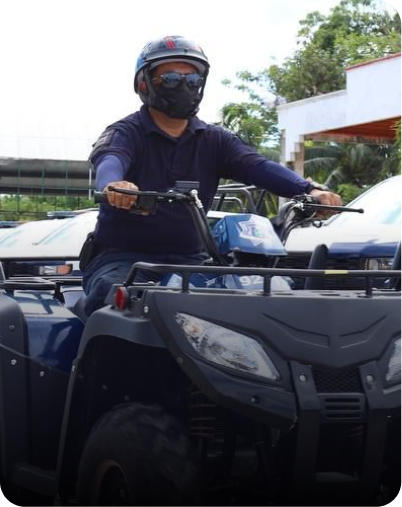 Seguridad patrullando en vehículo